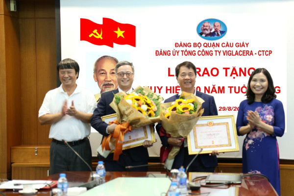 Lễ trao Huy hiệu 30 năm tuổi Đảng và kết nạp đảng viên mới của Đảng bộ Tổng công ty Viglacera – CTCP